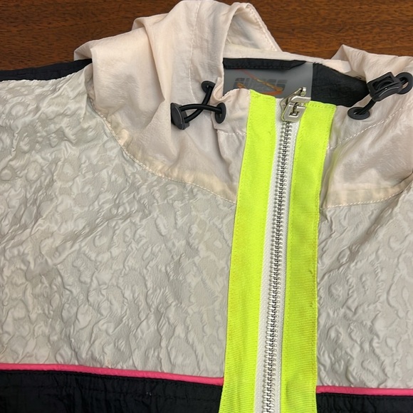GUESS WINDBREAKER SUPER CUTE GUESS JACKET ZIPPER LIGHT WEIGHT HOODIE STYLE ZIP - Picture 4 of 15